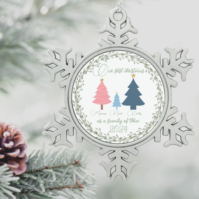 Erste Weihnachtsbabys, rosa und blaue Bäume Schneeflocken Zinn-Ornament (Von Creator hochgeladen)