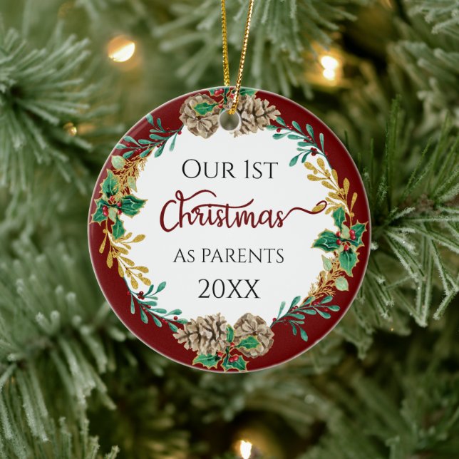 Erste Weihnachtseltern Holly Pine Cone Leaf Foto Keramik Ornament (Baum)