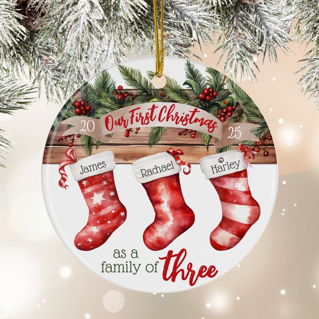 Erste Weihnachtsfamilie von 3 Hundenamens-Strümpfe Keramik Ornament (Personalized names 1st Christmas as a Family of 3 dog print pet name custom ornament gift mom dad)