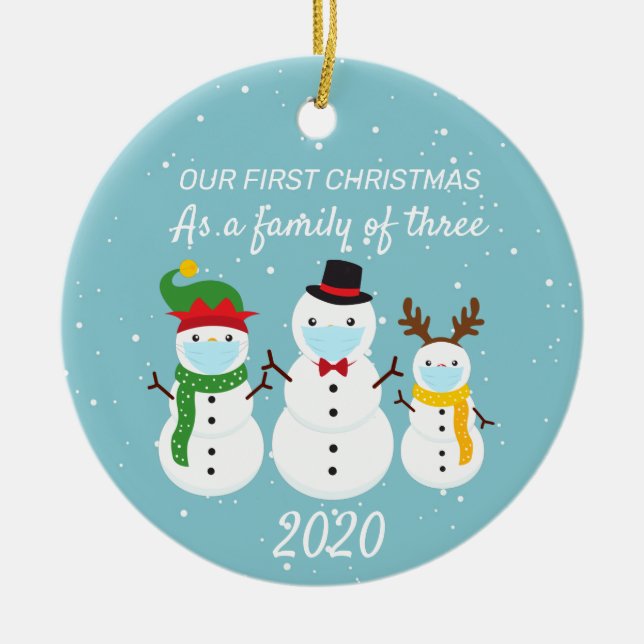 Erste Weihnachtsfamilie von drei 2020 Schneemann Keramik Ornament (Vorne)