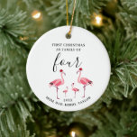 Erste Weihnachtsfamilie von vier Niedlichen Flamin Keramik Ornament<br><div class="desc">Ein wunderschönes Weihnachtsschmuck für vier Familien mit niedlichem Weihnachtsflamingo. Ein personalisiertes Weihnachtsgeschenk für die Familie. Ein Weihnachtsschmuck,  mit dem Sie Ihre Familiennamen und das Jahr anpassen können. Ein idealer Familienweihnachtssaft.</div>