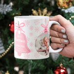 Erste Weihnachtsfeier Oma Glocke Rosa Schneeflocke Kaffeetasse<br><div class="desc">Erste Weihnachten als Oma mit Winter pink Schneeflocken Muster,  beste Oma aller Zeiten! Mit Weihnachtsschmuck Form 2 Foto Overlay und Glockenform . Alle Farben sind bearbeitbar.</div>