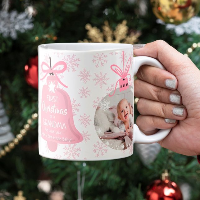 Erste Weihnachtsfeier Oma Glocke Rosa Schneeflocke Kaffeetasse (Von Creator hochgeladen)