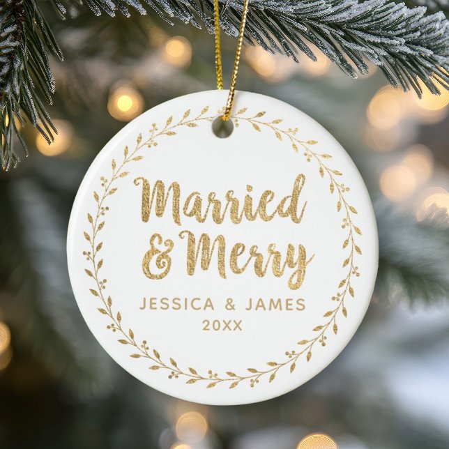 Erste Weihnachtsfeier Verheiratet und frohe Kerami Keramik Ornament (A cute Christmas photo ornament for the newlyweds. Features the words Married and Merry & photo. )