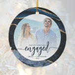 Erste Weihnachtsfeier Verlobt Foto Navy Blue Gold  Keramik Ornament<br><div class="desc">Gedenken Sie Ihre Verlobung mit diesem schönen modernen Sakraldekor. Der marineblaue Text lautet "Unser erstes Weihnachten verlobt", mit dem Wort "verlobt" in fett gedruckter Schrift mit Schnörkeln vor und nach. Ersetzen Sie das Beispielbild durch Ihr Lieblings-Foto, und fügen Sie Ihre Namen und das Jahr hinzu. Das Foto ist gerahmt durch...</div>