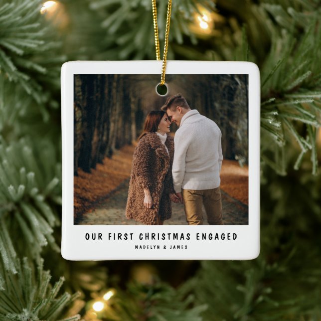 Erste Weihnachtsfeier Verlobt Minimale Foto Verlob Keramikornament (Baum)