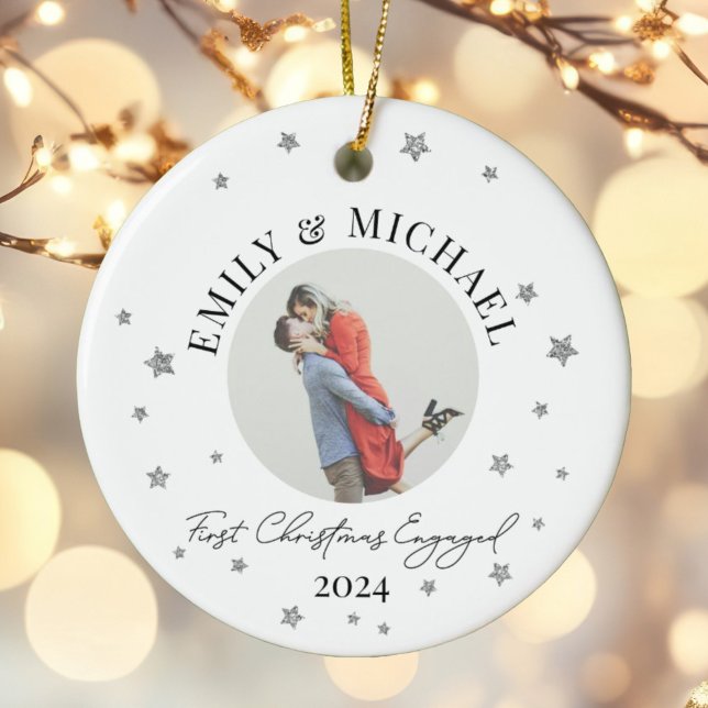 Erste Weihnachtsfeier Verlobtes Minimal Stars Foto Keramik Ornament (Von Creator hochgeladen)