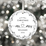 Erste Weihnachtsfeiertage Ehefrau Silver Wreath Fo Ornament Aus Metall<br><div class="desc">Genießen Sie die Freude,  Ehemann und Ehefrau zu Ihrem ersten Weihnachten zu sein,  zusammen mit diesem exquisiten Foto aus silberfarbenem Glitzer. Dieser Rahmen erfasst das Wesen der Saison und den Beginn Ihrer lebenslangen Reise als verheiratetes Paar.</div>