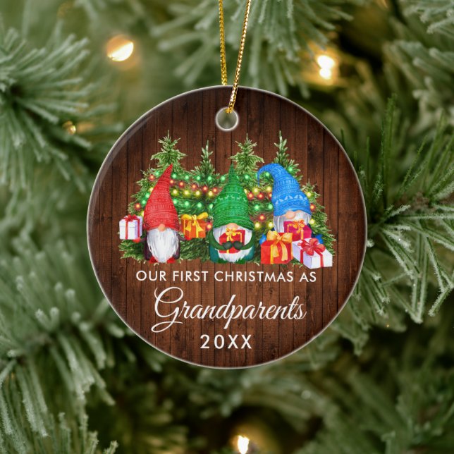 Erste Weihnachtsgroßeltern Gnomes Wood Lights Keramik Ornament (Baum)