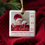 Erste Weihnachtsschrift Baby Birth Stats & Foto Keramikornament<br><div class="desc">Ankündigung und Begrüßung der Ankunft Ihres neuen Babys mit unserem einfachen und modernen Baby Foto Geburt Ankündigung Baby's erste Weihnachtsschmuck. Das Design verfügt über ein Single-Foto-Layout, um das Foto Ihres neuen Babys anzuzeigen. "Erste Weihnachten" wird in einem modernen, weißen Kalligraphie-Overlay angezeigt, in dem das Geburtsdatum an der Seite und der...</div>