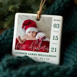 Erste Weihnachtsschrift Baby Birth Stats & Foto Keramikornament<br><div class="desc">Ankündigung und Begrüßung der Ankunft Ihres neuen Babys mit unserem einfachen und modernen Baby Foto Geburt Ankündigung Baby's erste Weihnachtsschmuck. Das Design verfügt über ein Single-Foto-Layout, um das Foto Ihres neuen Babys anzuzeigen. "Erste Weihnachten" wird in einem modernen, weißen Kalligraphie-Overlay angezeigt, in dem das Geburtsdatum an der Seite und der...</div>