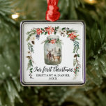 Erste Weihnachtswasserfarbe Winter Blumenrauschen Ornament Aus Metall<br><div class="desc">Elegantes Kalligraphie-Script,  Unser erstes Weihnachtswatercolor Winter Floral Deer Ornament umfasst rote Poinsettien,  weiße Rose,  Kiefernzapfen,  Baumwolle und Wintergarten. Wasserfarbener Mason Glas mit Reh und Buck im Pinienwald.</div>
