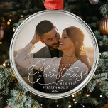 Erste Weihnachtszeit - Foto von Mr. und Mrs. Newly Ornament Aus Metall<br><div class="desc">Deck die Hallen mit 'Erste Weihnachtszeit Mr. & Mrs.' Foto-Ornament. Feiern Sie mit Ihrer individuellen Touch das neugezeichnete,  moderne Drehbuchdesign! 🎄 ✨ #NewlywedJoy #PersonalizedMemories</div>