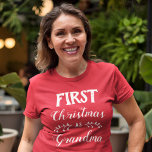 Erste Weihnachtszeit für Großmutter T-Shirt<br><div class="desc">Dieser rote T - Shirt eignet sich hervorragend für personalisierte Weihnachtsausstattungen. Die Unterschrift lautet "Erste Weihnachten als Oma" in einem weißen modernen Schriftart. Unter "Weihnachts-Matching Family Outfit & Accessoires" findest du Koordinierungsartikel für andere Familienmitglieder. Für weitere Anpassungen oder andere passende Artikel,  kontaktieren Sie mich bitte.</div>