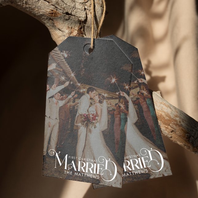 Erste Weihnachtszeit Verheiratete Minimal Typograf Geschenkanhänger (Von Creator hochgeladen)