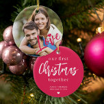 Erste Weihnachtszeit zusammen Foto rosa Liebe Dreh Keramik Ornament<br><div class="desc">Laden Sie Ihr Lieblings-Foto hoch (vorzugsweise Quadrat),  fügen Sie Ihre Texte,  Namen und Datum ein,  und machen Sie aus diesen trendigen,  modernen rosa Weihnachtsbaumschmuck ein Sake-Geschenk,  um Sie an Ihre Beziehung,  Verlobung,  Hochzeit oder jedes andere Ehepaar zu erinnern!</div>