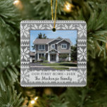 Erste Zuhause Snowflake Sweater Foto Personalisier Keramikornament<br><div class="desc">Erstellen Sie Ihr eigenes personalisiertes Foto-Sake-Ornament, das an Ihre ERSTE ZUHAUSE erinnert und ein gemütliches, graues und weißes nordisches Schneeflocken-Imitat Strick Sweater-Muster und Ihren eigenen Text enthält. Das Beispiel zeigt OUR ERSTE ZUHAUSE, Jahr und Name. Wählen Sie ein oder zwei Fotos aus - das Design wird vorne und hinten dupliziert....</div>