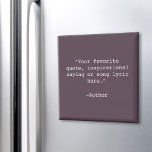 Erstellen Sie Ihr eigenes Angebot Magnet<br><div class="desc">Erstellen Sie Ihren eigenen Anführungsmagnet. Funktioniert mit minimalistischer Schrift-Typografie und lila Hintergrund.</div>