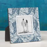 Erstellen Sie Ihr eigenes Gerahmtes Foto Fotoplatte<br><div class="desc">Ein tropisches Pflanze-Muster aus Stahlblau und Weiß schafft einen wunderschönen Rahmen für Ihr Lieblingsbild auf diesem Tischschild mit eingebautem Soal. Das Bild wird direkt auf die Hartplatine gelegt, um ein atemberaubend knuspriges Bild mit einer leicht abwischbaren, sauberen Oberfläche zu erhalten. Gut als Geschenk oder um Ihr Lieblings-Foto in Ihrer Zuhause...</div>