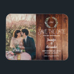 Erstellen Sie Ihr eigenes rustikales Monogramm-Fot Magnet<br><div class="desc">Rustikale botanische Aquarell-Blätter auf dunklem Stallholz,  mit Monogramm Foto Save the Date Flexi-Magnet. Aquarell Blätter Design. Sie können Ihren eigenen Text und Foto hinzufügen,  um diese Save the Date Karte sehr persönlich und einzigartig zu machen.</div>