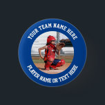 Erstellen Sie Ihr eigenes Sportteam-Foto Button<br><div class="desc">Foto eines Softball-Fangers, der bereit ist, den Ball vom Pitcher auf einem Button-Button zu empfangen. Die Fotovorlage lässt sich leicht anpassen. Geschenk für einen Spieler oder eine Mannschaft aus Softball, Baseball, Hockey, Basketball, Fußball oder anderen Sportarten. Legen Sie einfach ein quadratisches Foto in die Vorlage, um ein niedliches, benutzerdefiniertes Tastengeschenk...</div>