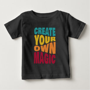 Erstellen Sie Ihre eigene Magie - Motivierend Typo Baby T-shirt