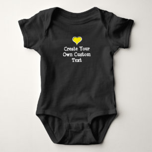 Erstellen Sie Ihren eigenen Text mit dem Gelben He Baby Strampler