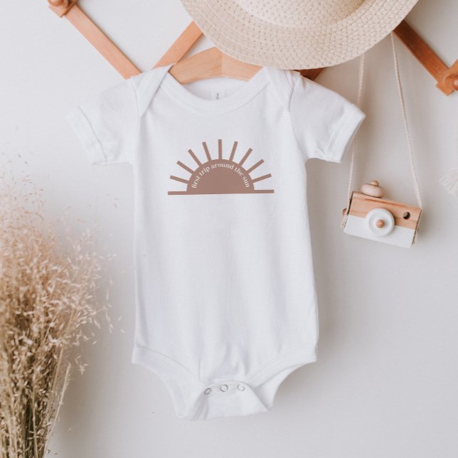 Erster Ausflug zum Baby Bodysuit Sun Terracotta Strampler (Von Creator hochgeladen)