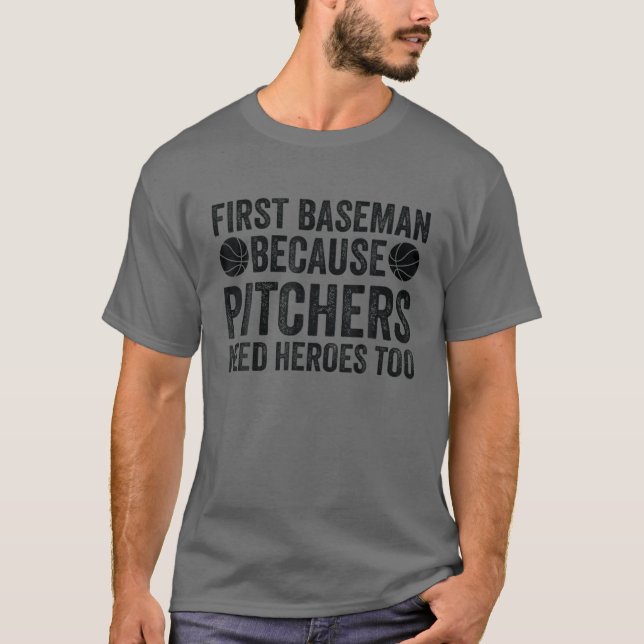 Erster Baseman, weil Pitchers auch Helden brauchen T-Shirt (Vorderseite)
