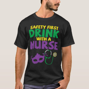 Erster Drink für Frauen mit einem Krankenwagen T-Shirt