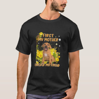 Erster Hund meiner Mutter für immer, der Mutter am T-Shirt