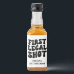 Erster legaler Shot Retro Black Custom 21. Geburts Alkoholflaschenetikett<br><div class="desc">Dies ist ein erstes legales Shot Retro Black Custom 21. Geburtstag Mini Liquor Flasche Label!</div>
