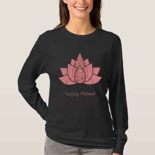 Erster müdvoll vermittelter Yoga T-Shirt