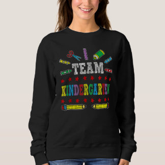 Erster Schultag Kindergartenlehrer und Sweatshirt