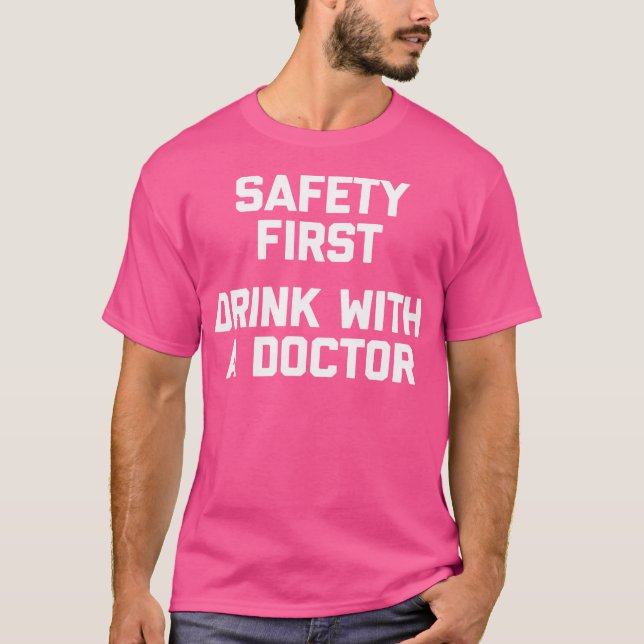 Erster Sicherheitsdrink mit einem Arzt-Sprichwort  T-Shirt (Vorderseite)