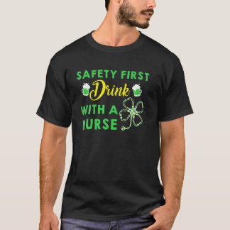 Erster Sicherheitsdrink mit einem Tag des Krankenp T-Shirt
