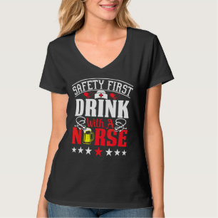 Erster Sicherheitsdrink mit einer Krankenschwester T-Shirt