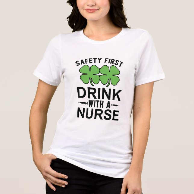 Erster Sicherheitsdrink mit Krankenpflege | St. Pa Tri-Blend Shirt (Vorderseite)