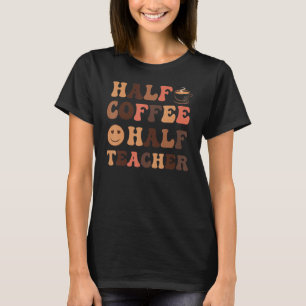 Erster Tag der Schule Halbtagskaffee halb Lehrerin T-Shirt