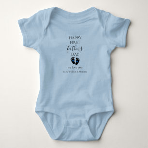 Erster Tag des Vaters - Kinderfußabdrücke und blau Baby Strampler