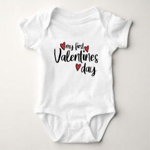 Erster Valentinstag // Niedlicher Valentinstag Baby Strampler