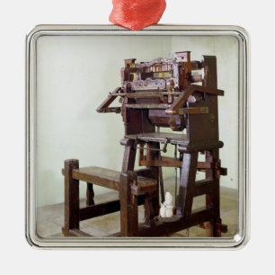 Erster Webstuhl für spinnende Strümpfe, 1750 Ornament Aus Metall