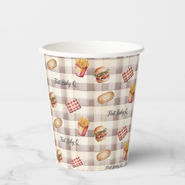 Erstes Baby-Q Gingham-Muster BBQ Picknick Geburtst Pappbecher (Vorderseite)