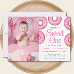 Erstes Geburtstagsparty Foto Sweet One Donut Einladung<br><div class="desc">Laden Sie Familie und Freunde zu der ersten Geburtstagsfeier Ihres kleinen Mädchens mit dieser niedlichen Einladung zum 1. Geburtstag ein. Es ist mit rosa WasserfarbenDonuts dekoriert und sagt "She's a Sweet One" Leicht anpassbar mit Ihrem Foto und Details. Original Wasserfarbe © Michele Davies.</div>