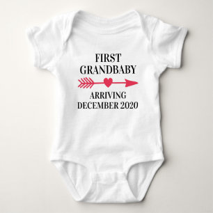 Erstes Grandbaby mit Boho Arrow Baby Strampler