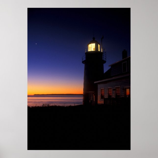 Erstes Licht auf Quoddy Head Lighthouse Poster (Vorne)