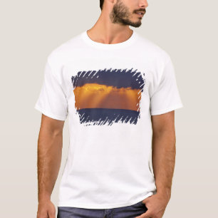 Erstes Licht über der Tasmansee, Australien T-Shirt