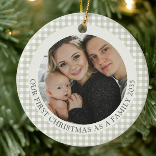 Erstes Weihnachten als Familie in Salbeigrün Gingh Keramik Ornament