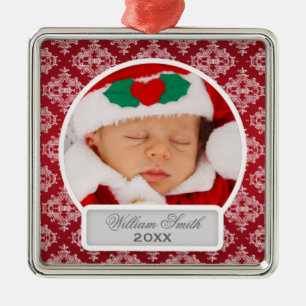Erstes Weihnachten des Babys Elegantes Damast Rot Ornament Aus Metall