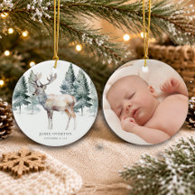 Erstes Weihnachten mit Baby-Foto im Wald
